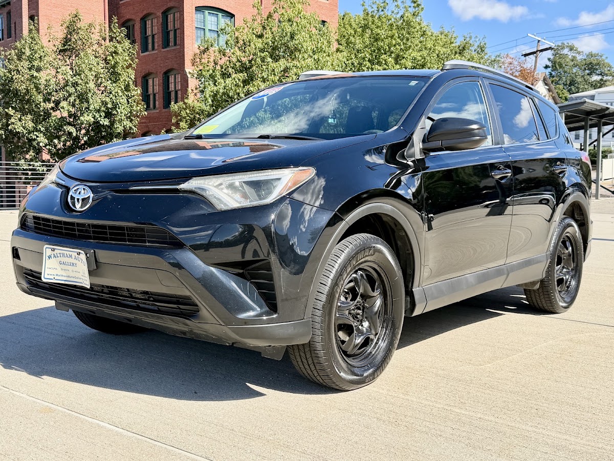 2016 Toyota RAV4 LE — photo 1