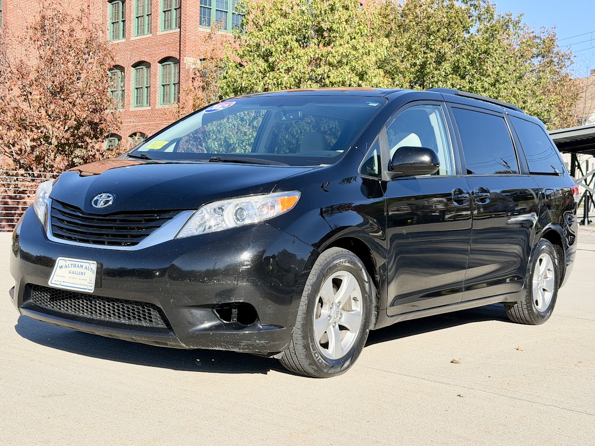 2012 Toyota Sienna LE — photo 1